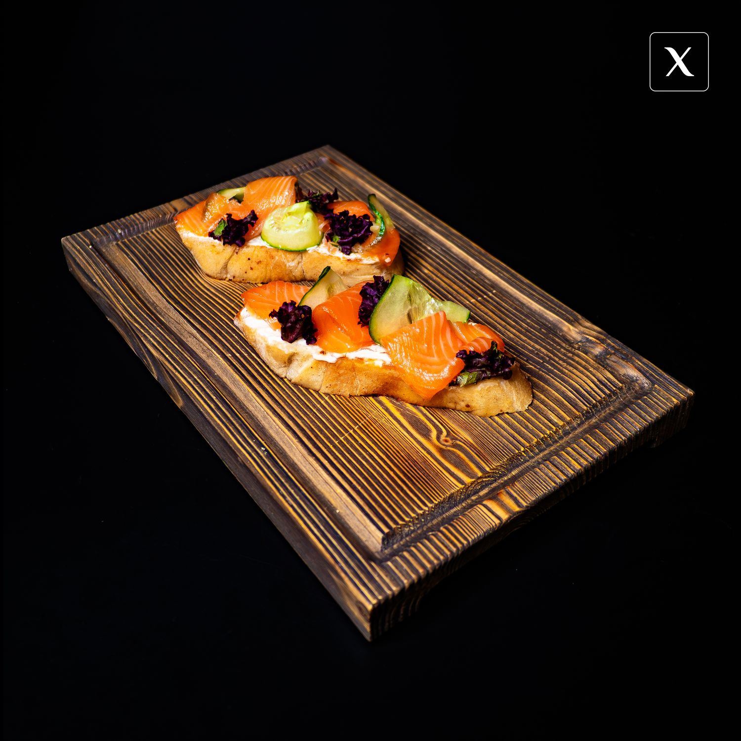 Брускетты с лососем